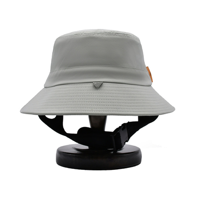 一般的な軽量の波のバケツの帽子Chinは船遊びの観光事業釣のための広い縁を紐で縛る