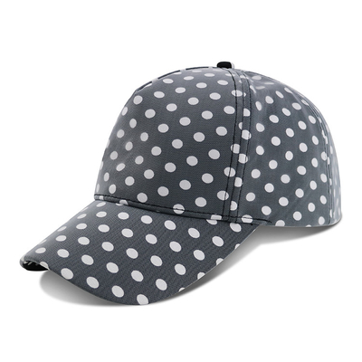 曲げられた縁の野球帽/青年は印刷された明白で黒く白い点と野球帽に合いました
