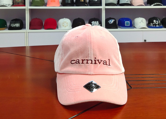 刺繍のロゴ/カーブのビルの帽子が付いているビロードの生地のピンク6のパネルの野球帽
