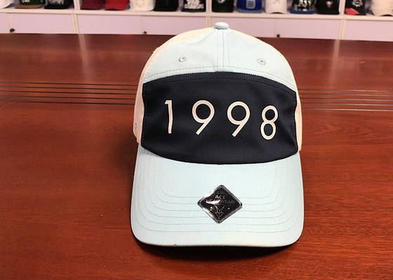 OEMの野球のお父さんの帽子のプラスチック バックルを編む白黒柔らかい印刷の1998年のロゴ