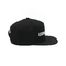 プラスチック閉鎖の黒く平らな縁の急な回復の帽子の白い刺繍されたロゴ
