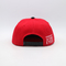 平らなバイザーの刺繍されたロゴの赤い綿の急な回復の帽子