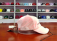 刺繍のロゴ/カーブのビルの帽子が付いているビロードの生地のピンク6のパネルの野球帽