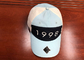 OEMの野球のお父さんの帽子のプラスチック バックルを編む白黒柔らかい印刷の1998年のロゴ