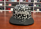 男女兼用の注文の白3Dの刺繍6はPuの革平らな縁の帽子のスポーツの都市通りの帽子にパネルをはめます