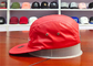 赤いキャンピングカーの平らな縁の革生地の帽子5のパネル