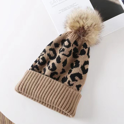 高品質のポムポム 冬 Leopard Print Beanie 卸売 柔らかい温かい編み帽子