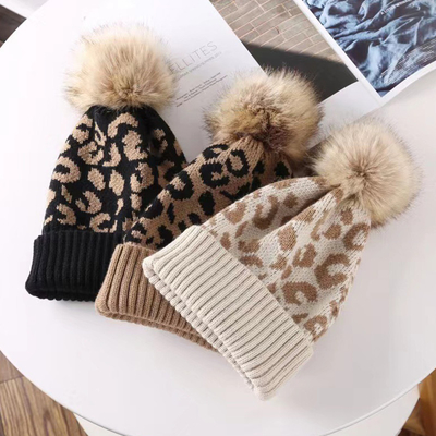 高品質のポムポム 冬 Leopard Print Beanie 卸売 柔らかい温かい編み帽子
