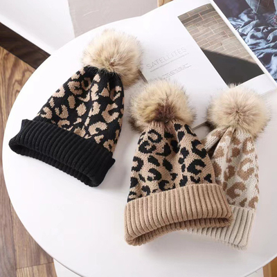 高品質のポムポム 冬 Leopard Print Beanie 卸売 柔らかい温かい編み帽子