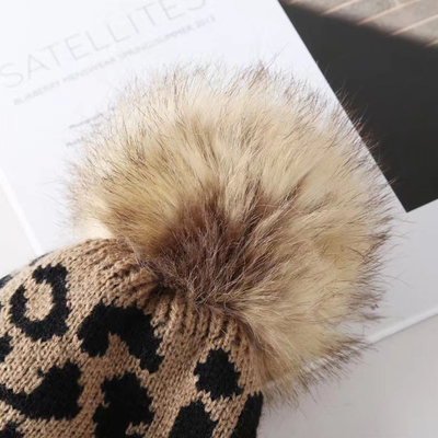 高品質のポムポム 冬 Leopard Print Beanie 卸売 柔らかい温かい編み帽子