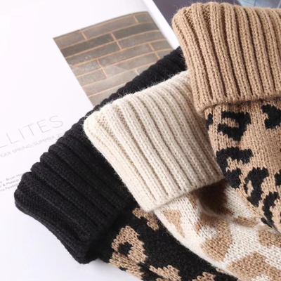 高品質のポムポム 冬 Leopard Print Beanie 卸売 柔らかい温かい編み帽子