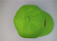 緑の無地の刺繍された野球帽のカーブの縁の字体